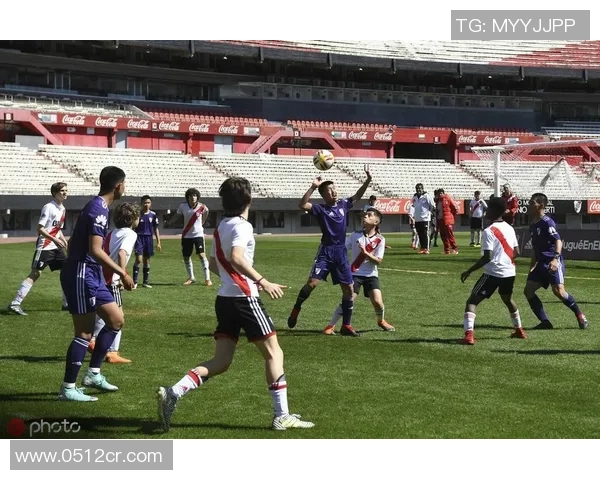 河床与曼特宁独立的较量：足球与文化的交融与碰撞